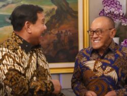 Senyum Lepas Prabowo Saat Open House Sinyal Jatah Kursi Menteri Partai Golkar Banyak