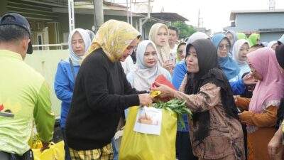 Ketua IIPG Lampung, Riana Sari Arinal Beri Bantuan Untuk Korban Banjir di Telukbetung
