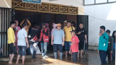 Muhammad Fauzi Salurkan Bantuan 1.000 Paket Sembako Untuk Korban Banjir di Luwu Utara