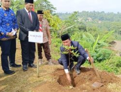 Ravindra Airlangga Berikan Ribuan Bibit Pohon Ke Peserta Upacara Hardiknas di Sukajaya