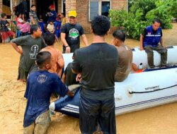 Ketua Golkar Luwu, Patahuddin Berjibaku Bantu Evakuasi Korban Banjir Bandang di Desa Malela