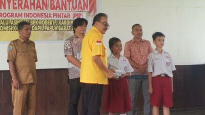 Robert J Kardinal Gelontorkan Bantuan Pendidikan Untuk 60 Ribu Pelajar di Papua