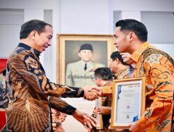 Selamat! Aditya Halindra Raih Penghargaan SPBE Terbaik Untuk Kabupaten Tuban Dari Presiden Jokowi