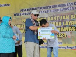 Gubernur Kalsel, Sahbirin Noor Serahkan Langsung Bantuan Program Rehab RTLH di Desa Pematang Panjang