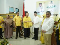 Khairunas Bagikan Daging 11 Ekor Hewan Kurban Untuk Kader Partai Golkar Sumbar dan Warga Kota Padang