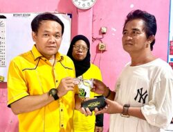 Dipimpin Agus Harta, MKGR Jakarta Timur Bagi-Bagi Kacamata Baca Gratis Untuk Warga Jatinegara