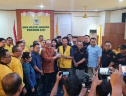 Diberi KTA Oleh Sugawa Korry, Calon Bupati Tabanan Nyoman Mulyadi Resmi Masuk Partai Golkar Bali