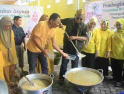 Peringati 10 Muharram 1446 H, Partai Golkar Kalsel Gotong Royong Bikin Bubur Asyura