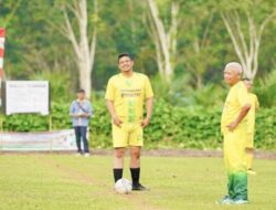 HUT Ke-16 Labura, Bobby Nasution dan Surya Kompak Main Bola Dengan Seragam Kuning