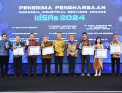 Menperin Agus Gumiwang Beri Penghargaan Para Pelaku Jasa Industri di Anugerah IdSAs 2024