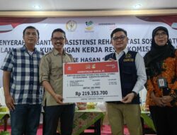 Ace Hasan Bagikan Ratusan Bansos Untuk Tingkatkan Kesejahteraan Warga Bandung dan Bandung Barat