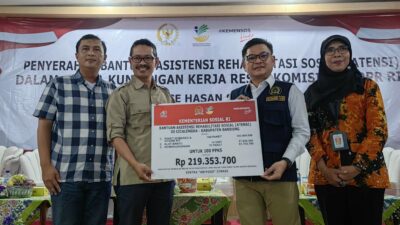 Ace Hasan Bagikan Ratusan Bansos Untuk Tingkatkan Kesejahteraan Warga Bandung dan Bandung Barat