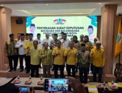 Sarmuji Serahkan Rekomendasi Partai Golkar Untuk 9 Calon Kepala Daerah Se-Jawa Timur