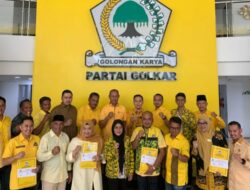 Saniatul Lativa Dampingi Ahmad Doli Kurnia Saat Beri Rekomendasi Partai Golkar Untuk 4 Kabupaten di Jambi