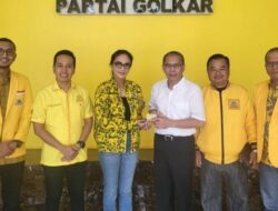 Sari Yuliati Serahkan Langsung KTA Partai Golkar Untuk Cawabup Lombok Timur, Edwin Hadiwijaya