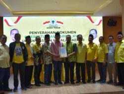 Sarmuji Serahkan B1-KWK Untuk 28 Paslon Kepala Daerah Partai Golkar Se-Jawa Timur