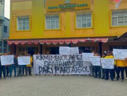 Pengurus DPD II Partai Golkar Kabupaten Bekasi Demo Tolak Rekomendasi DPP Usung Dani Ramdan di Pilkada