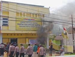 Loyalis Lambertus Jitmau Bakar Ban dan Duduki Kantor Partai Golkar Papua Barat Daya