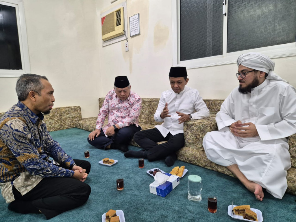 Ketum DPP Partai Golkar, Bahlil Lahadalia Temui Ulama Madinah Sayyid Ahmad di Sela Ibadah Umrah