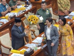 Rapat Terakhir Komisi I DPR, Nurul Arifin Berikan Bunga Matahari Untuk Prabowo