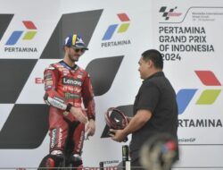 Menpora Dito Ariotedjo Beri Trophy Juara Ketiga Untuk Fransesco Bagnaia di MotoGP Mandalika 2024