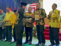 Idris Laena Sampaikan Buku Laporan Kinerja Fraksi Partai Golkar Dalam Gelaran Acara Seminar Kebangsaan MPR