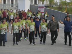 Menpora Dito Ariotedjo Dampingi Presiden Jokowi Lepas Ribuan Peserta TNI Fun Run 2024 di IKN