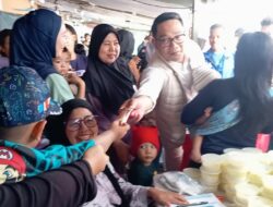 Blusukan di Kampung Luar Batang, Ridwan Kamil Bagikan Pin dan Kaos ‘Rido’ Ke Warga