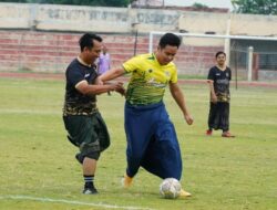 Momentum HSN 2024, Bupati Kendal Dico Ganinduto Tanding Sepakbola Sarung Lawan Santri