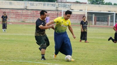 Momentum HSN 2024, Bupati Kendal Dico Ganinduto Tanding Sepakbola Sarung Lawan Santri