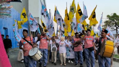 Diusung 13 Partai, Kehadiran Ridwan Kamil-Suswono Hanya Disambut Bendera Partai Golkar dan Gerindra di Acara Debat