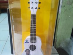 Dukung Peningkatkan Ekonomi, Komunitas Anak Jalanan Hadiahi Gitar Ukulele Untuk Airlangga Hartarto