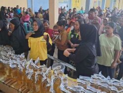 Partai Golkar Bagi-Bagi 8 Ribu Liter Minyak Goreng Tebus Murah Untuk Warga Pulau Belitung