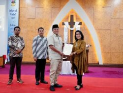 Di Momen Natal, Menteri ATR/BPN Nusron Wahid Serahkan Sertifikat Gereja Kristen Pasundan, Kramat Jati