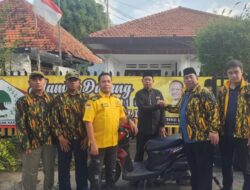 Ketua Umum Partai Golkar, Bahlil Lahadalia Beri Bantuan Motor Untuk Ustadz Korban Pencurian di Jakarta Utara