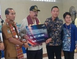 Melchias Mekeng Salurkan Bantuan 5.390 Lembar Seng Untuk Korban Erupsi Gunung Lewotobi