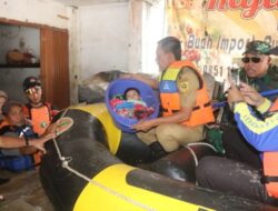 Wabup Bogor, Jaro Ade Turun Langsung Evakuasi Bayi 3 Bulan Terjebak Banjir di Gunung Putri