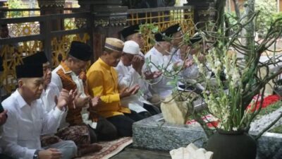 Ketum Bahlil Lahadalia Sambangi Ponpes Tebuireng, Ziarahi Makam Pendiri NU Hingga Gus Dur