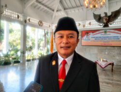 Usai Pelajar Digendong Lintasi Sungai, Bupati Kuningan Dian Rachmat Instruksikan Bangun Jembatan di Desa Cipedes