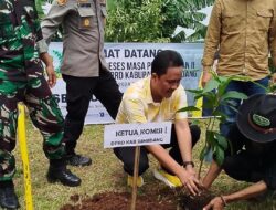 Lestarikan Lingkungan, Anggota DPRD Sumedang Asep Kurnia Tanam 2 Ribu Bibit Pohon di Cimanggung