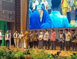 Menteri ATR/BPN, Nusron Wahid Serahkan Sertifikat Tanah Ulayat dan Wakaf di Sumbar