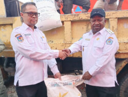 Gubernur Papua Pegunungan, John Tabo Gelontorkan 100 Ton Beras Untuk Korban Banjir di Jayawijaya
