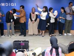 Menkomdigi Meutya Hafid Bagikan 180 Kartu Pers Untuk Para Wartawan di Lingkungan Komdigi
