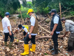 Pilar Saga Ichsan Turun Langsung Atasi Sumbatan Sampah Penyebab Banjir di Kali Angke