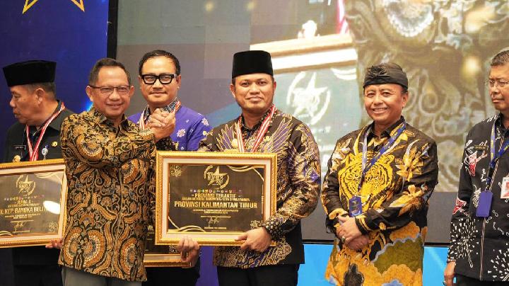 Selamat! Gubernur Kaltim Rudy Mas’ud Terima SPM Awards 2025 Dari Kemendagri