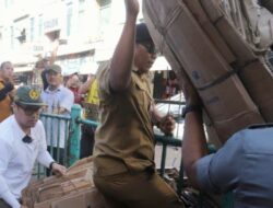 Pilar Saga Ichsan Turun Langsung Blusukan Tertibkan PKL Membandel di Pasar Ciputat
