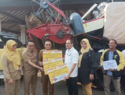 Firman Soebagyo Salurkan Bantuan Combine Harvester Ke 3 Kelompok Tani Pati