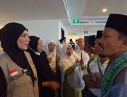 Sari Yuliati Berbagi Riyal Saudi Kepada Jamaah Haji Lansia Asal NTB