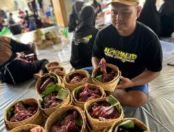 Walikota Kediri Vinanda Prameswati Pakai Besek Bambu Distribusikan Daging Kurban