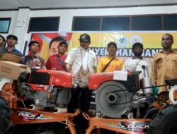 Robert Kardinal Salurkan Bantuan Alsintan Untuk Petani di Kota Sorong